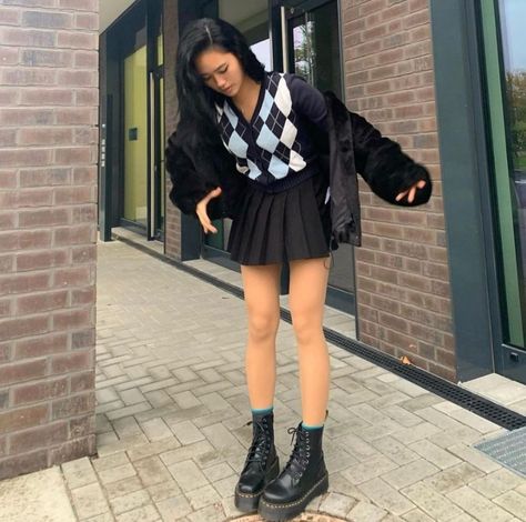 Checkered Skirt Outfit, Tennis Skirt Outfit Street Style, Black Tennis Skirt Outfit, Korean Skirt Outfits, Tennis Skirt Outfits, Skirt Outfits Aesthetic, Black Tennis Skirt, Tennis Skirt Outfit, Winter Fashion Outfits Casual