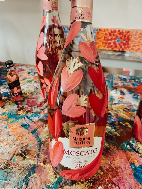 Handmade Bottle Decoration, Painted Alcohol Bottles, Painted Wine Bottles Diy, Valentines Wine Bottle Crafts, Painting Wine Bottles, Wine Bottle Painting Ideas, Wine Bottle Painting, Decorated Wine Bottles, Bridal Balloons