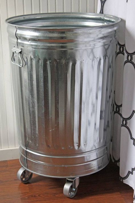 Add wheels to a metal trash can to be used as a clothes hamper, etc. Industrial Diy Decoration Ideas, Industrial Diy Projects, Laundry Basket On Wheels, Diy Laundry Basket, Farmhouse Diy Projects, Metal Trash Cans, Industrial Diy, Industrial Home Design, Farmhouse Laundry