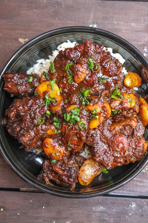 Explore the Rich and Savory Delight of Jamaican Oxtail - Meals By Alden B Oxtail Meals, Oxtail Recipes Southern, Oxtails Jamaican, Jamaican Oxtail, Oxtail Soup, Oxtail Stew, Carribean Food, Oxtail Recipes, Jamaican Cuisine