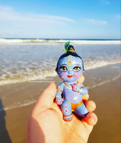 credits - @remember_krishna Clay Krishna Diy, Krishna Clay Art, Janmastami Decorations, Clay Krishna, Kanha Drawing, Krishna Shringar, Mouldit Clay, Krishna Murti, Best Cartoon Shows