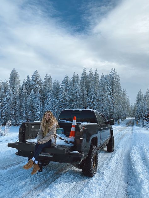 Turner And Hooch, Winter Truck, Winter Pics, Truck Photo, Western Photoshoot, Country Fits, Happy Birthday Love Quotes, Outdoor Pictures, Solo Photo