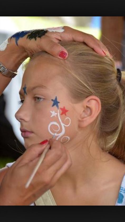 Cute 4th of July face painting idea Patriotic Face Paint, 4th Of July Makeup, Fourth Of July Celebration, American Heritage Girls, Face Painting Easy, Kids Face Paint, Face Painting Designs, 4th Of July Outfits, July Crafts