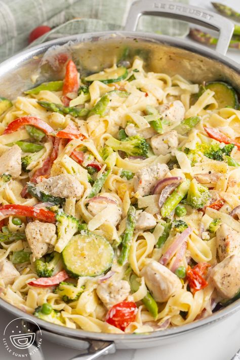 Chicken Pasta Primavera is a 30 minute meal packed with fresh vegetables, juicy chicken, and pasta in delectable parmesan cream sauce. Chicken Pasta Primavera, Chicken Primavera Pasta, Chicken Primavera, Little Sunny Kitchen, Campbells Recipes, Pasta Primavera Recipe, Chicken And Pasta, Sunny Kitchen, Parmesan Cream Sauce