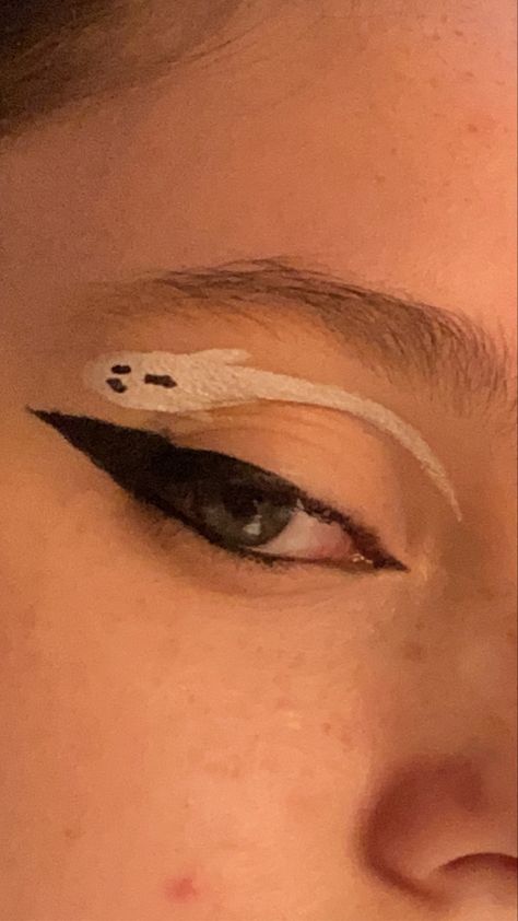 Homeless Makeup, Ghost Eyeliner, Eyeliner Halloween Makeup, Artistic Eyeliner, Eyeliner Halloween, Halloween Eyeliner, White Eyeliner Looks, Graphic Makeup, Swag Makeup