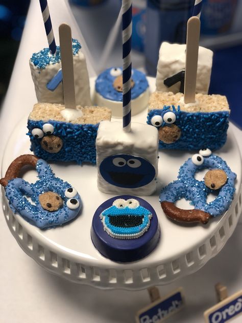 Cookie Monster Oreos, Pretzels, Marshmallows and Rice Krispies Pops Cookie Monster Rice Crispy Treats, Cookie Monster Treats Desserts, Cookie Monster Treat Table, Cookie Monster Rice Krispie Treats, Cookie Monster Desserts, Cookie Monster Treats, Monster Oreos, Cookie Monster Party Favors, Bday Treats