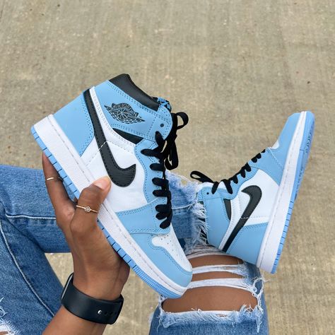 Dogs Running, Nike Shoes Women Fashion, Blue Basketball Shoes, Pretty Sneakers, Nike Fashion Shoes, Preppy Shoes, Pretty Shoes Sneakers, Jordan Shoes Retro, All Nike Shoes