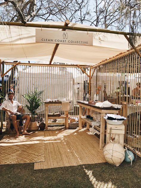 Outdoor Stall Design, Wood Stall Design, Bohemian Market Stall, Photo Backdrop Business, Market Stalls Design, Market Stall Backdrop, Rustic Market Stall, Display Market Ideas, Unique Market Display