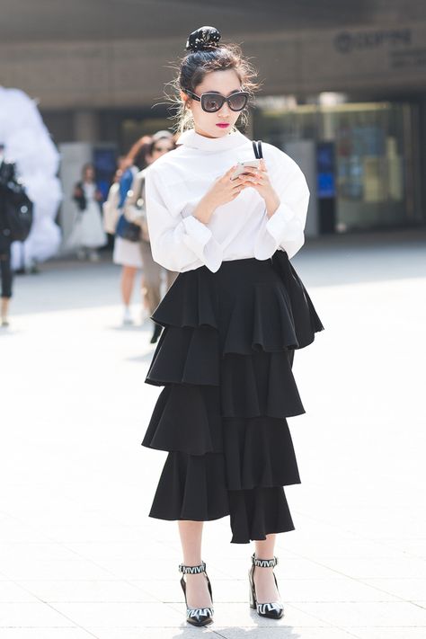 Street Style: Seoul Fashion Week — Part 1 Street Style Seoul, Korean Fashionista, Circle Skirt Outfits, Taiwan Fashion, South Korea Fashion, Korean Fashion Ideas, Idol Fashion, Church Fashion, Chic Chic