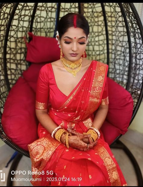 Bengali Bride Blouse Designs, Bengali Bride Traditional Look, Bengali Reception Bridal Look, Reception Bride Makeup, Reception Look Bride Indian, Bengali Bride Reception Look, Benarasi Blouse, Outfit Ideas Dressy, Bride Reception Dresses