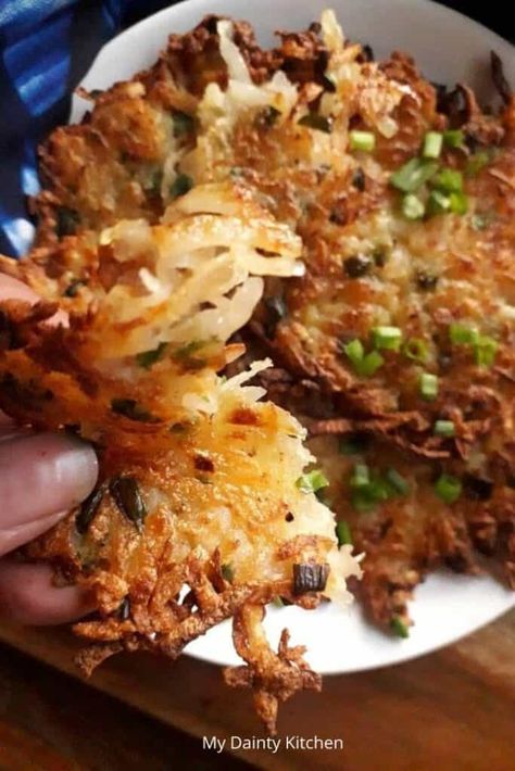 Vegan Latkes, Clean Appetizers, Vegan Potato Pancakes, Latkes Recipe, Caesar Pasta Salad, Caesar Pasta, Veg Snacks, Potato Latkes, Potato Fritters