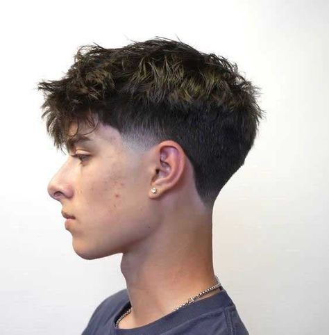 Cette année, les tendances capillaires masculines évoluent de plus belle ! Après le mulet, le man bun, la quiff haircut et l'undercut, c'est au tour de la coupe casquette avec taper de se hisser à la tête des coiffures les plus populaires. Particulièrement prisée par les plus jeunes, cette coiffure à la fois décoiffée et élégante est celle que vous devez absolument porter pour surfer sur la vague de la mode en l'an 2024. Mais avant de passer par la case "coiffeur", trouvez l'inspiration qu... Undercut Haircuts Men, Low Taper Undercut, Short Haircuts For Men With Wavy Hair, 2024 Men Haircut, Haircut For Men 2024, Man Haircut 2024, Haircuts For Men With Straight Hair, Men Haircut 2024, Quiff Men