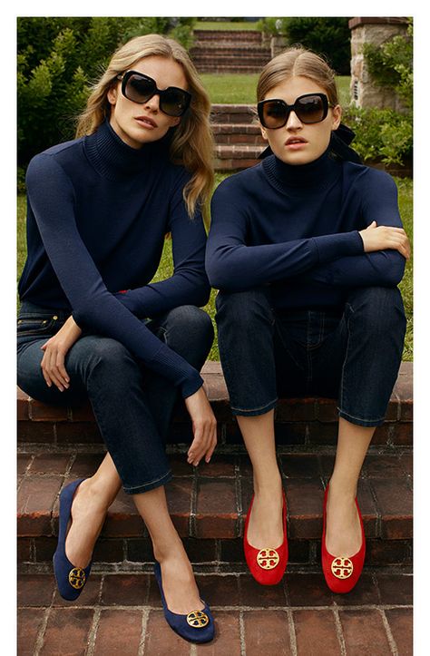 Navy turtleneck, ankle jeans, red flats, large ribbon around ponytail. Flats Outfit, Mode Casual, Outfit Trends, Mode Inspo, Looks Chic, 가을 패션, Fashion Mode, Mode Inspiration, Red Shoes