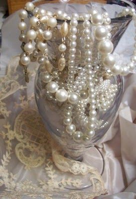 Faith, Grace, and Crafts: My Heart was Pounding!! Pearl Aethstetic, Vintage Pearls Aesthetic, Pearl Themed Wedding, Pearl Ideas, Pearls Aesthetic, Pearls And Lace, Pearl Centerpiece, Lace Handkerchief, Southern Fashion