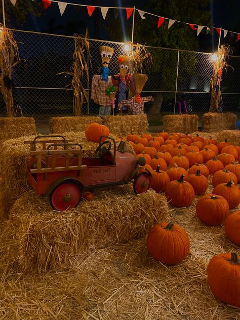 Pumpkin Patch Astethic, Pumpkin Patch Night, Spookie Season, Fall Aesthetic Pictures, Warm Halloween, Halloween Crafting, Herbst Bucket List, Festival Aesthetic, Studera Motivation