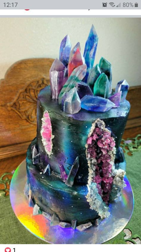 Halloween Geode Cake, Chakra Cake, Astronomy Cake, Cake With Crystals, Crystal Cakes, Crystal Birthday Party, Gem Cake, Witch Cake, Planet Cake