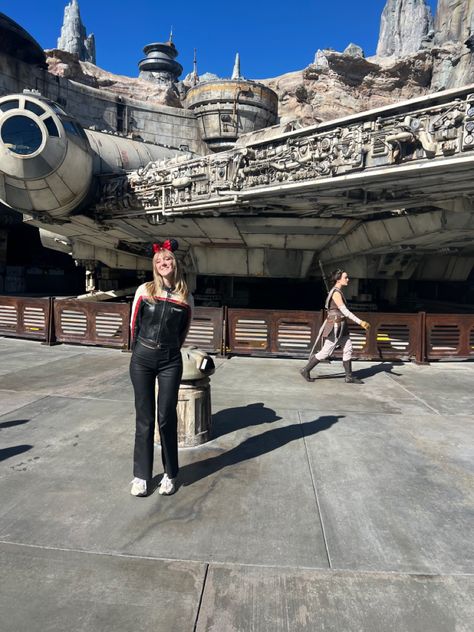 disneyland, california, star wars land, galaxies edge, outfit, aesthetic, rey, character, photo idea, millinium falcon, ride Galaxy's Edge, Disneyland, California, Star Wars