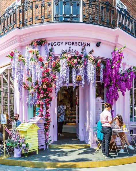 Flowers adorn the facade of a pretty pink cake shop in Belgravia, London.    #flowers #shop #belgravia #london #pink Summer In London, Peggy Porschen Cakes, Belgravia London, Peggy Porschen, Living In London, London Summer, Shop Fronts, Seasonal Flowers, Local Guide