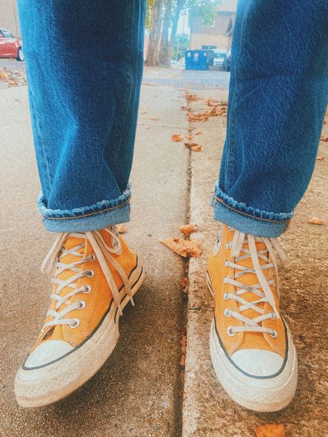 yellow converse street blue jeans leaves fall Highcut Converse, Yellow Converse Outfit, Converse Orange, Yellow Converse, Converse Outfits, Deep Yellow, Converse Style, Casual Day Outfits, Outfits With Converse