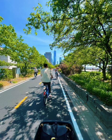 #bike #westsidehighway #nyc #summerinnyc #biking #summer #thingstodo City Biking Aesthetic, Summer Bike Ride Aesthetic, Central Park Aesthetic, Biking Summer, Bike Ride Aesthetic, Biking Aesthetic, Summer Bike Ride, Summer In Nyc, Seaside Oregon