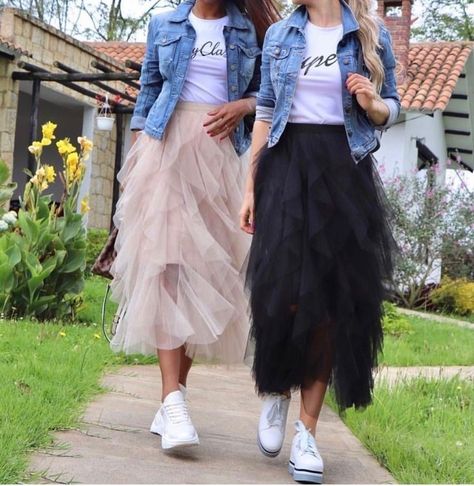 Tulle Skirt Outfit With Sneakers, Tulle Long Skirt Outfit, Lavender Tulle Skirt, Fall Tulle Skirt Outfit, Engagement Party Attire Guest, Gonna Tulle Outfits, Tool Skirt Outfit, Tule Skirt Outfits 2023, Black Tulle Skirt Outfit Casual