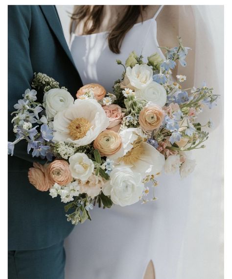 Pastel Floral Bouquet, Wedding Flowers Champagne, Spring Wedding Floral Arrangements, Round Wedding Bouquets, Big Bridal Bouquet, March Wedding Flowers, Wedding Ceremony Flower Arrangements, Bride Era, Light And Airy Wedding