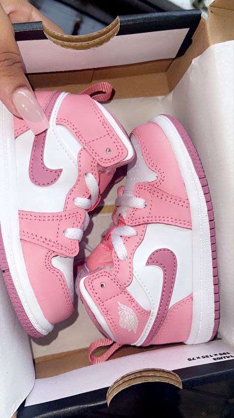 Autos Aesthetic, Color Changing Shoes, Toddler Uggs, Trendy Baby Shoes, Baby Wishlist, Colorful Sneakers, Baby Momma, Cute Nike Shoes