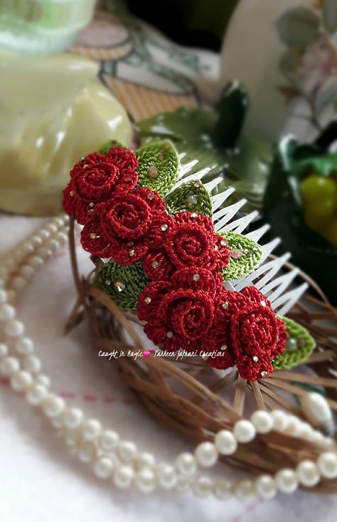 Hair Pins Diy, Crochet Hair Clips, Crochet Leaf Patterns, Crochet Brooch, Diy Yarn Crafts, Crochet Hair Accessories, Crochet Leaves, Crochet Keychain, Crochet Rose