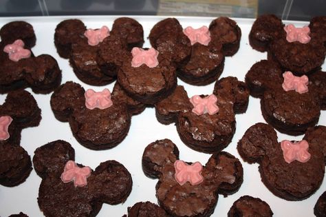 Minnie mouse brownies Minnie Mouse Brownies, Birthday Brownies, Minnie Mouse Birthday Party Decorations, Twodles Birthday, Minnie Mouse First Birthday, Minnie Mouse Baby Shower, Fruit Arrangements, Minnie Mouse Cake, Minnie Mouse Birthday Party