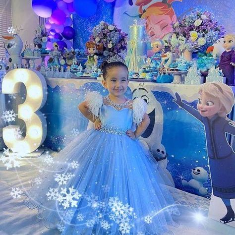 Elsa Birthday Party Dress, Frozen Birthday Party Outfit, Fiesta De Frozen Decoration Ideas, Elsa Birthday Party Decorations, Elsa Themed Birthday Party, Elsa Birthday Party Ideas, Frozen Birthday Dress, Frozen 3rd Birthday, Frozen Birthday Outfit