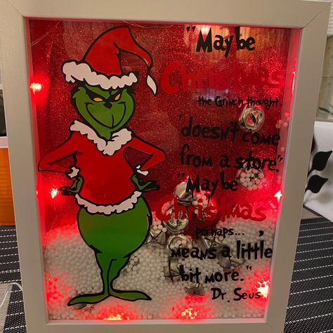 Diy Christmas Shadow Box, Christmas The Grinch, Snow Inside, Glittery Background, Round Background, Halloween Wood Signs, Painting Candle Holders, Christmas Shadow Boxes, Halloween Coffin