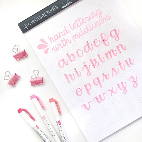 Handlettering with mildliners #mildliners #lettering #alphabet #calligraphy Calligraphy With Highlighters Alphabet, Caligraphy Alphabet Using Highlighter, Highlighter Calligraphy Alphabet, Mildliner Art, Lettering Alphabet Calligraphy, Practice Lettering, Brush Lettering Alphabet, Diy Wall Hanging Crafts, Alphabet Calligraphy