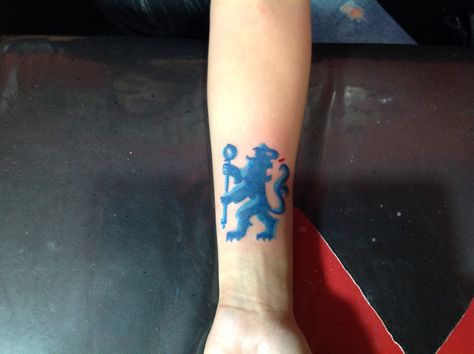 Tattoo FC Chelsea by dres tattoo made in Agentina Chelsea Tattoo Ideas, Chelsea Fc Tattoo, Chelsea Tattoo, Soccer Tattoos, Crest Tattoo, Meaning Tattoos, Nice Tattoos, Tattoo On Arm, Club Tattoo