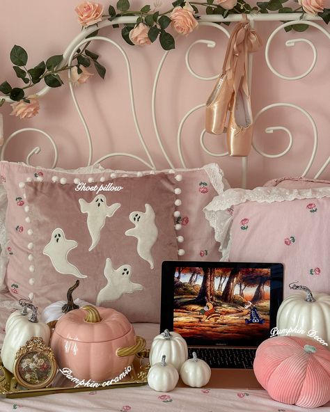 Pink Halloween decor 💗👻🎀It’s always so fun to decorate for different seasons/holidays~ do you like decorating? @Temu 💗🎀🩷Download TEMU APP and Search: (dnj2845) to find these pink Halloween decor #temu #temumusthave #temufinds #temufavoritefinds #temuholidayfinds #homehacks #princesscoreaesthetic #reels #fypシ #cinderella #princessdress #coquette #cottagecore #princesscore #pinkpinkpink #girlyfashion #roomtour Halloween Room Decor Pink, Pink Fall Bedroom, Coquette Halloween Decor, Seasonal Room Decor, Pink Halloween Decor, Seasonal Room, Halloween Coquette, Coquette Halloween, Trend Board