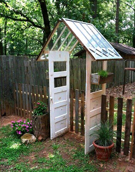 Dishfunctional Designs: How To Use Old Doors In Your Garden: Upcycled Doors Upcycle Door, Old Door Projects, Garden Gate Design, Diy Garden Fence, Peony Garden, Diy Fence, Garden Shrubs, Pallet Garden, Pallets Garden