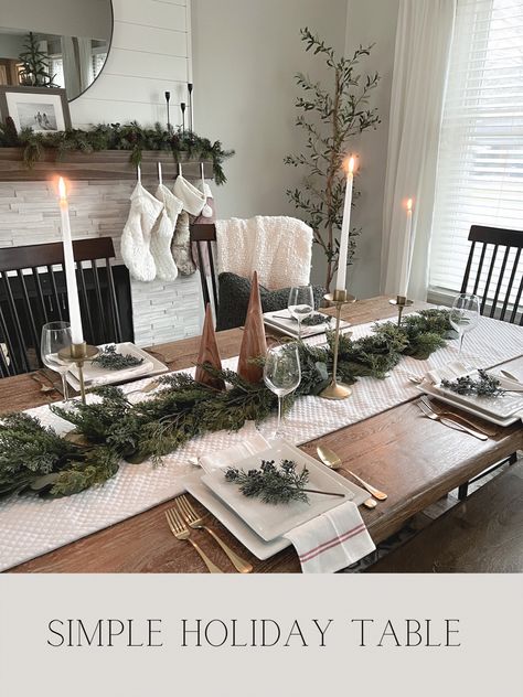 Dining Table Decor Everyday, Christmas Dining Room Table, Holiday Centerpieces Christmas, Holiday Dining Room, Christmas Dining Table Decor, Holiday Dining Table, Holiday Tablescape, Christmas Dining Table, Christmas Dining Room