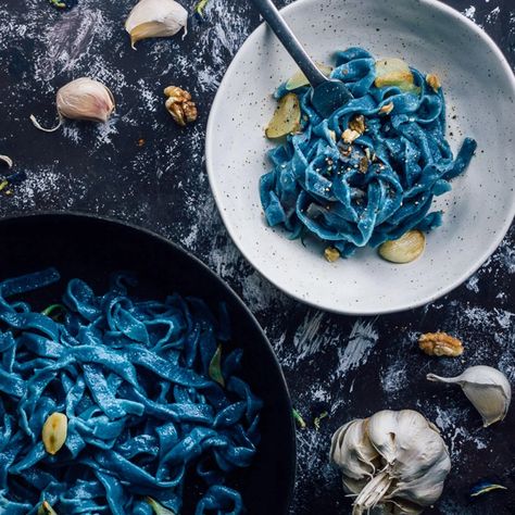 Get your forks ready! You'll want to dig into this blue-tiful dish. Just when we thought classic, homemade pasta couldn't get any better, Sasha @earthlingsasha blue us away with this Naturally Blue Vegan Fettuccine Pasta!  Created by the talented Sasha. Check out her Instagram @earthlingsasha for more beautiful recipes! Vegan Fettuccine, Butterfly Pea Flowers, Resep Pasta, 귀여운 음식 그림, Butterfly Pea Flower, Butterfly Pea, Blue Food, Homemade Pasta, Beautiful Food