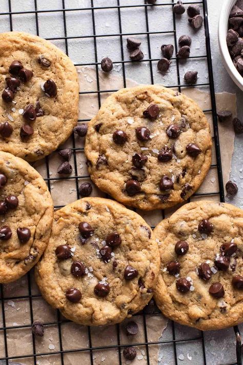 Chewy Chocolate Chip Cookies Without Eggs - Eats Delightful Chocolate Chip Cookies Without Eggs, Cookie Recipes Without Eggs, Desserts Without Eggs, Modern Desserts, Cookies Without Eggs, Eggless Chocolate Chip Cookies, Cookies Recipes Chocolate, New Food Ideas, Homemade Soft Pretzels