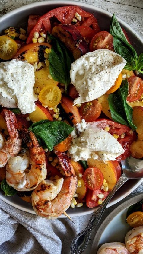 sneakymommies on Instagram: Grilled Peach, Charred Corn, Tomato & Burrata Salad with Shrimp...follow @sneakymommies for more recipes! 🍑 🍤 🍅 This is the ULTIMATE… Tomato Burrata Salad, Corn Grilled, Stone Fruit Salad, Salad With Shrimp, Charred Corn, Flavorful Shrimp, Burrata Salad, Peach Salad, Eating Light