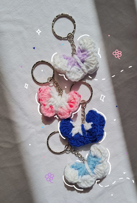 Cute Small Crochet Gifts, Best Friend Crochet Ideas, Crochet Small Keychain, Crochet Keychain Aesthetic, Aesthetic Crochet Keychain Ideas, Keychain Aesthetic Ideas Crochet, Cute Keychain Crochet, Small Crochet Keychain, Crochet Cute Keychain