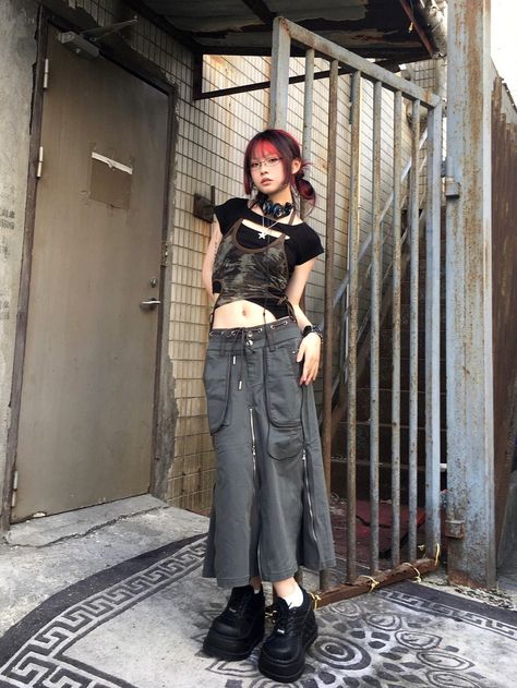 Cargo Skirt Outfit, Peony Aesthetic, Aesthetic New York, 2000s Japanese Fashion, Y2k Knit, Street Outfits, Aesthetic Streetwear, 2000s Fashion Outfits, Japanese Street Fashion