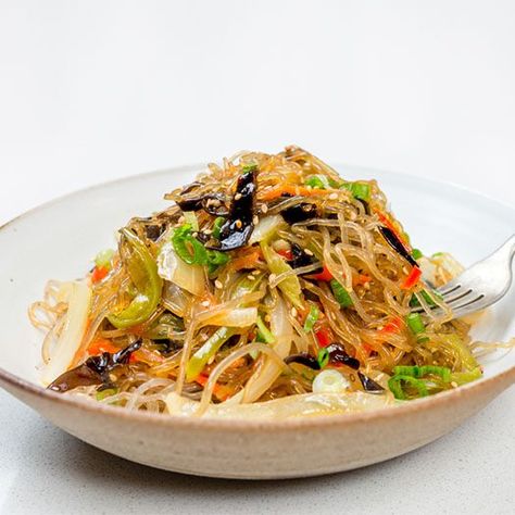 KELP NOODLE AND VEGETABLE STIR FRY - Kelp Noodles Recipes With Kelp Noodles, Konjac Noodles Recipes, Vegan Stir Fry Noodles, Roasted Cabbage Steaks, Vegan Stir Fry, Kelp Noodles, Vegan Soul Food, Eating Well Recipes, Asian Stir Fry