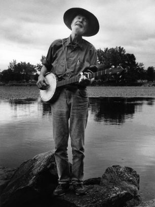 Pete Seeger - Google Search Woody Guthrie, Banjo Music, Pete Seeger, Folk Musician, Mountain Music, Many Many, Music Photo, Making Music, Folk Music