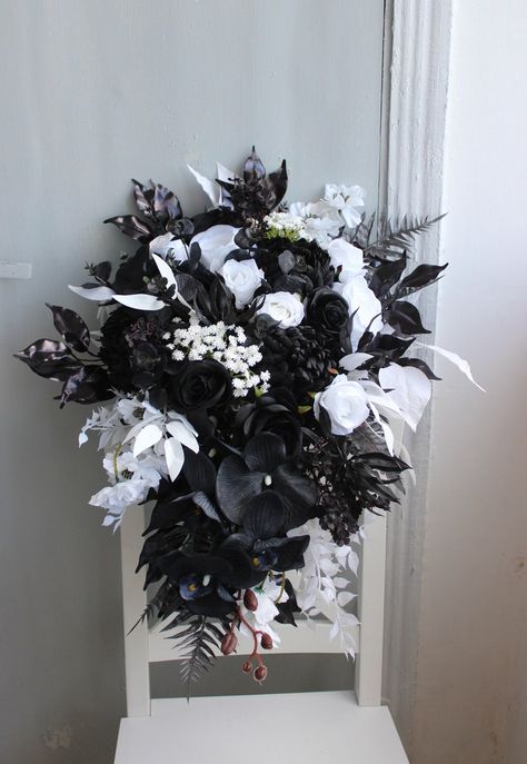 Black And White Wedding Aesthetic Flowers, Black White Bouquet, Moody Wedding Bouquet, Wedding Ideas Colors, January Wedding Colors, Gothic Wedding Bouquet, Gothic Bouquet, Cow Wedding, Black And White Wedding Ideas