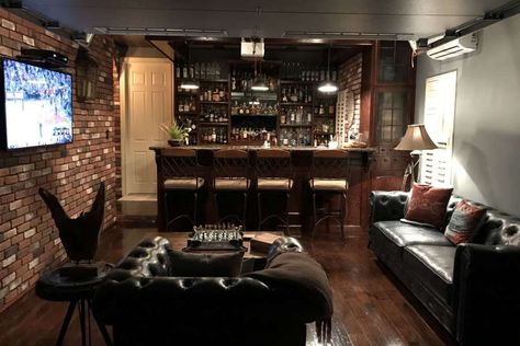 Houston man rehabs his garage to create an epic man cave Decorations Drawing, 2023 Home Interior, Man Cave Living Room, Modern Living Room Design Ideas, Room Makeover Ideas, Man Cave Shed, Man Cave Design, Modern Living Room Design, Basement Remodel Diy