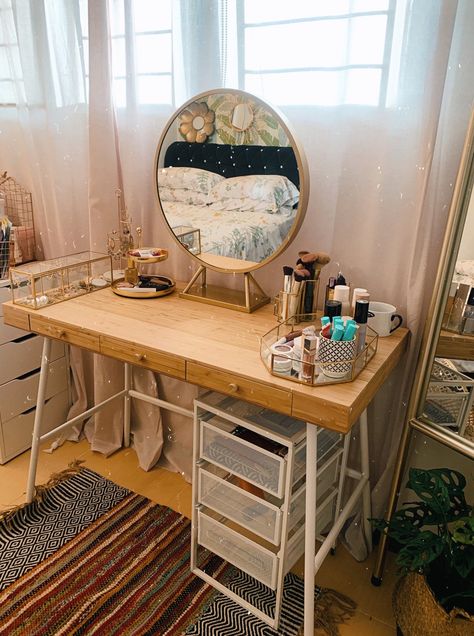 Boho Bedroom Vanity Ideas, Makeup Vanity In Small Bedroom, Beauty Set Up, Boho Makeup Vanity Ideas, Desk And Makeup Table In One, Boho Vanity Decor, Simple Vanity Ideas Bedroom, Wood Vanity Bedroom, Boho Vanity Ideas