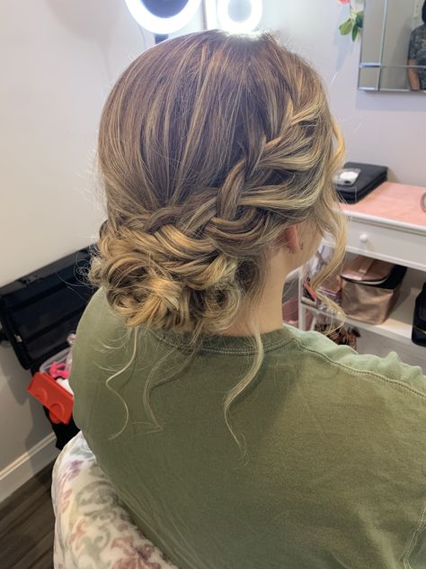 Bridesmaid Hair Plait Updo, Wedding Hair Up Plait, Up Do With Braid Bridesmaid, Up Do Bridesmaid Hair Braid, Updo With Braid Short Hair, Up Dos For Prom Short Hair, Hair Up Styles For Wedding Guests, Bridesmaid Updo Round Face, Up Dos With Braid