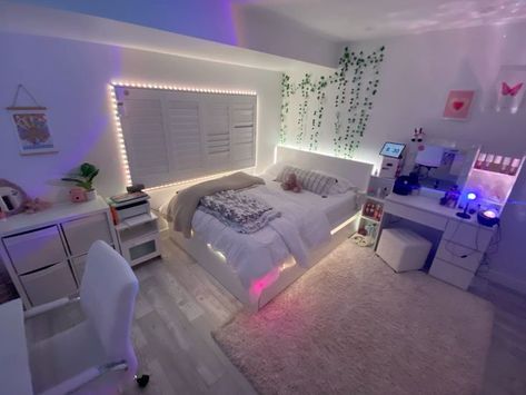 Room Ideas For A Small Room, Aesthetic Bedrooms For Teens, Modern Room Ideas Bedroom, Big Room Ideas Bedrooms, Chill Room Ideas Bedrooms, Room Set Up Ideas, Chill Bedroom, Girly Room Ideas, Dream Rooms For Teens