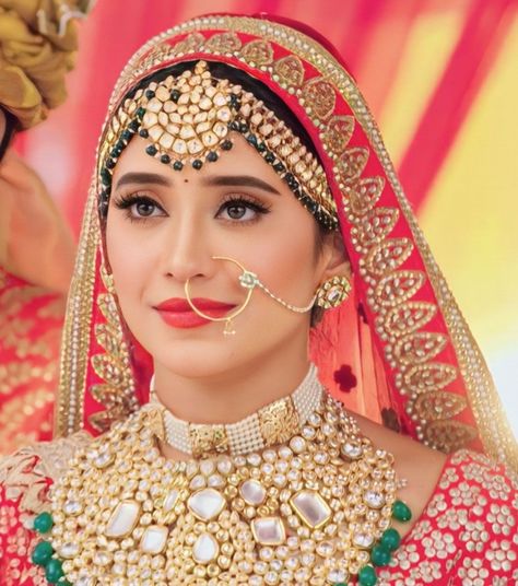 Bridal Dp, Naira Goenka, Autumn Photography Portrait, Dulhan Makeup, Rajasthani Bride, Kartik Naira, Latest Bridal Lehenga Designs, Green Jewellery, Deepika Singh