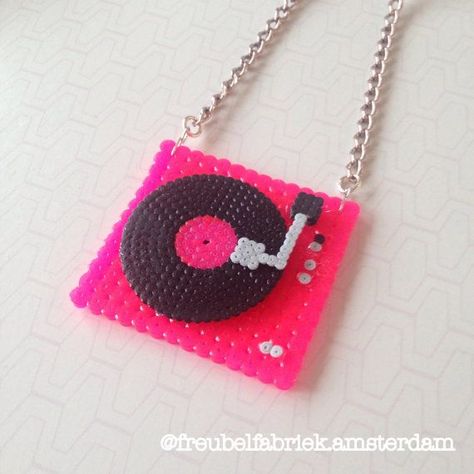 Record Perler Beads, Perler Bead Record, Perler Bead Designs, Melt Beads Patterns, Turntable Record Player, Hamma Beads Ideas, Easy Perler Bead Patterns, Melty Bead Patterns, Pearl Beads Pattern